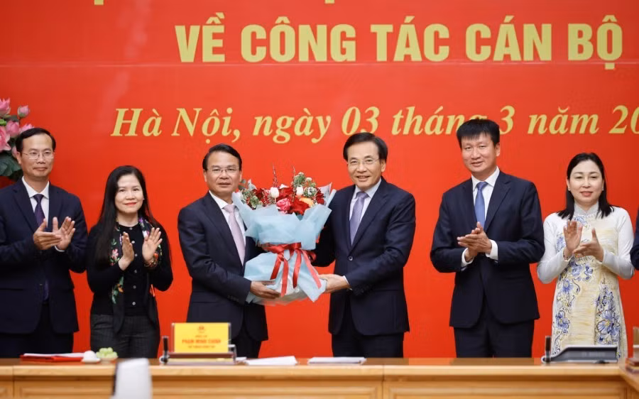 thu-tuong-trao-quyet-dinh-chi-dinh-pho-bi-thu-dang-uy-chinh-phu-10.jpg