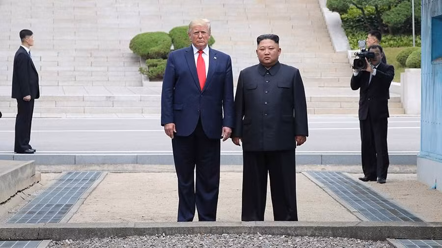 Tổng thống Mỹ Donald Trump và nhà lãnh đạo Triều Tiên Kim Jong-un.