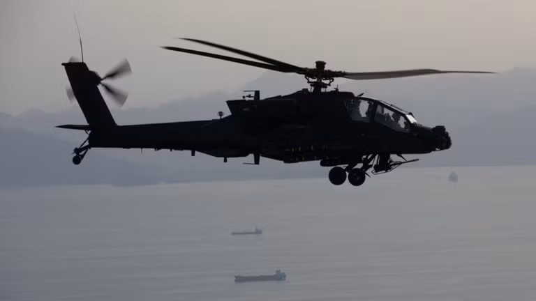 Tổng thống Trump xác nhận trực thăng Apache gặp nạn gần eo biển Hormuz