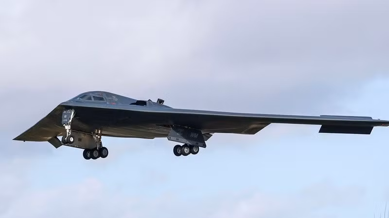 Máy bay ném bom tàng hình B-2.