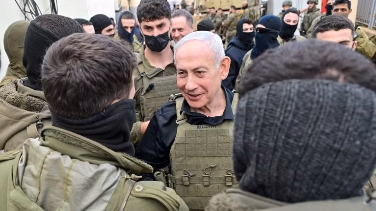 Thủ tướng Israel Benjamin Netanyahu cùng binh sĩ Israel tại miền Nam Lebanon ngày 12/4.
