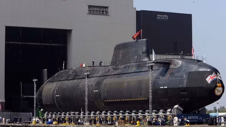Tàu ngầm HMS Astute của Hải quân Hoàng gia Anh rời khỏi cầu cảng tại xưởng đóng tàu BAES vào ngày 8/6/2007, ở Barrow-in-Furness, Vương quốc Anh.