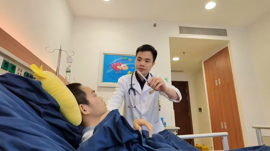 vinmec-kich-hoat-quy-trinh-toi-khan-trong-dem-cuu-song-be-trai-12-tuoi.jpg