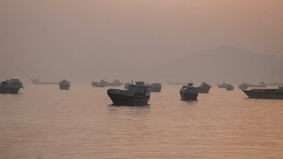 Báo Mỹ: Hơn 100 tàu thương mại được hộ tống qua eo biển Hormuz