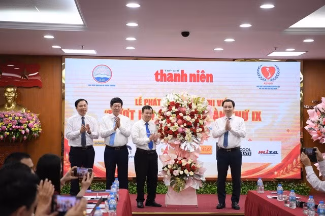 TS. Vũ Văn Tiến, Đại biểu Quốc hội khóa XVI, Ủy viên chuyên trách Ủy ban Văn hóa và Xã hội của Quốc hội trao lẵng hoa chúc mừng Ban tổ chức Cuộc thi viết "Vượt lên số phận" lần thứ IX.