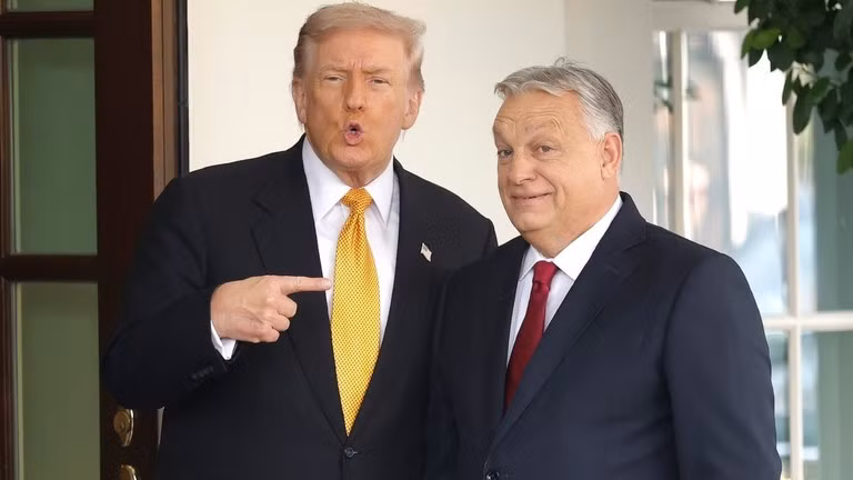 Tổng thống Mỹ Donald Trump (trái) chào ông Viktor Orban tại Nhà Trắng. Ảnh:Getty Images/RT)