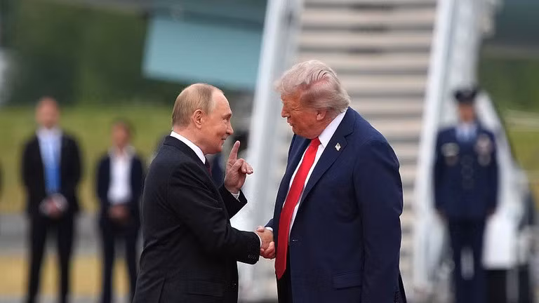 Tổng thống Nga Vladimir Putin và người đồng cấp Mỹ Donald Trump.