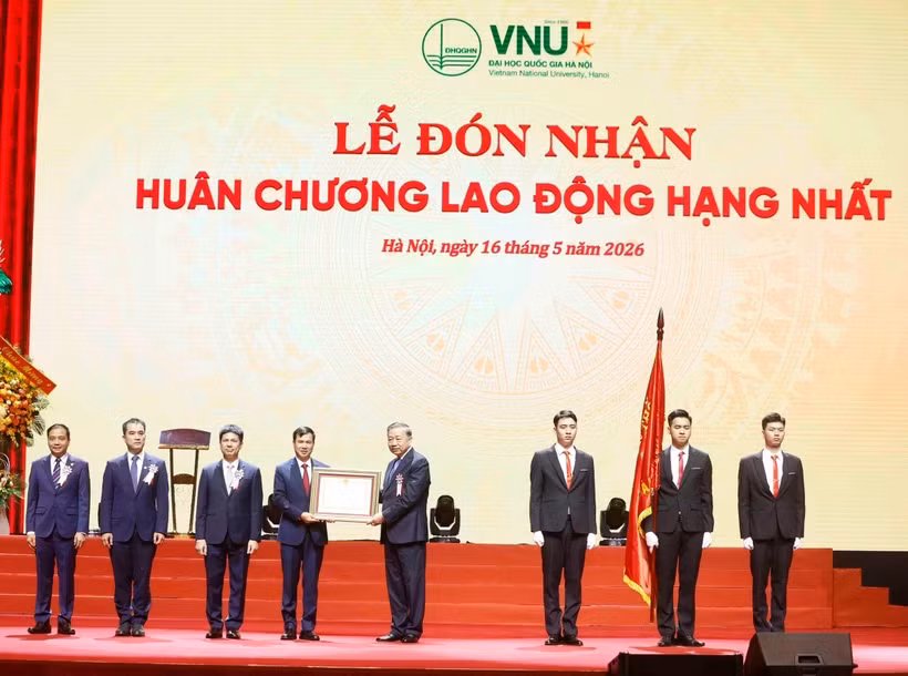 Tổng Bí thư, Chủ tịch nước Tô Lâm trao Huân chương Lao động hạng Nhất tặng Đại học Quốc gia Hà Nội. (Ảnh: Thống Nhất/TTXVN)