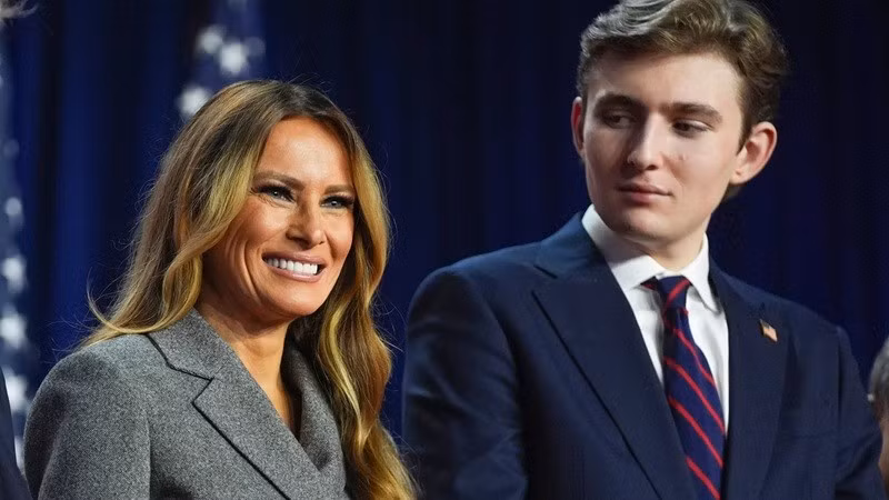 Bà Melania Trump và con trai Barron Trump.
