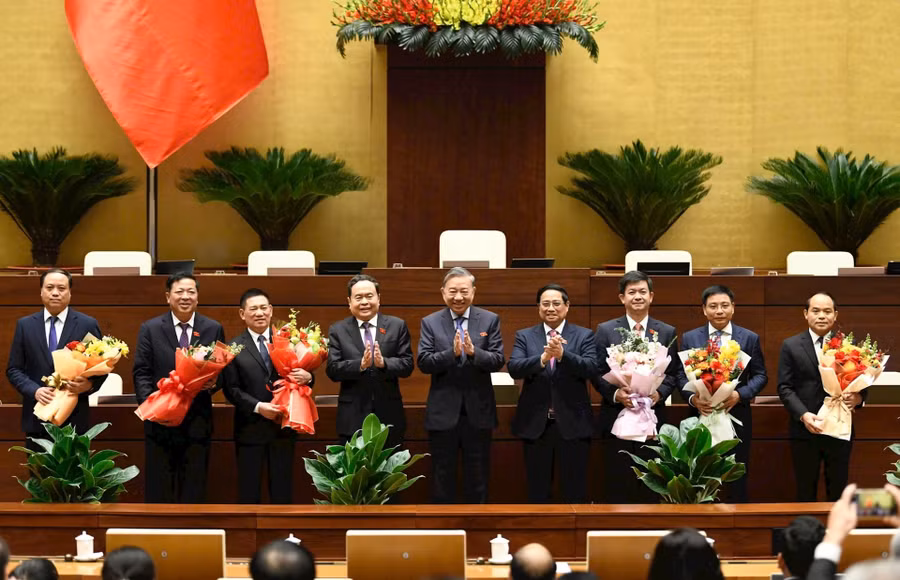 Tổng Bí thư Tô Lâm, Thủ tướng Phạm Minh Chính, Chủ tịch Quốc Trần Thanh Mẫn chúc mừng các đồng chí được Quốc hội phê chuẩn. (Ảnh Công Lý)