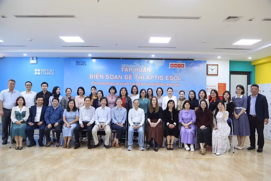 Chuyên gia đến từ Hội đồng Anh (UK) tập huấn cho giảng viên.