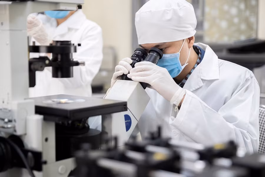 Các nhà khoa học nghiên cứu trong phòng lab của Đại học Quốc gia Hà Nội. Ảnh: VNU