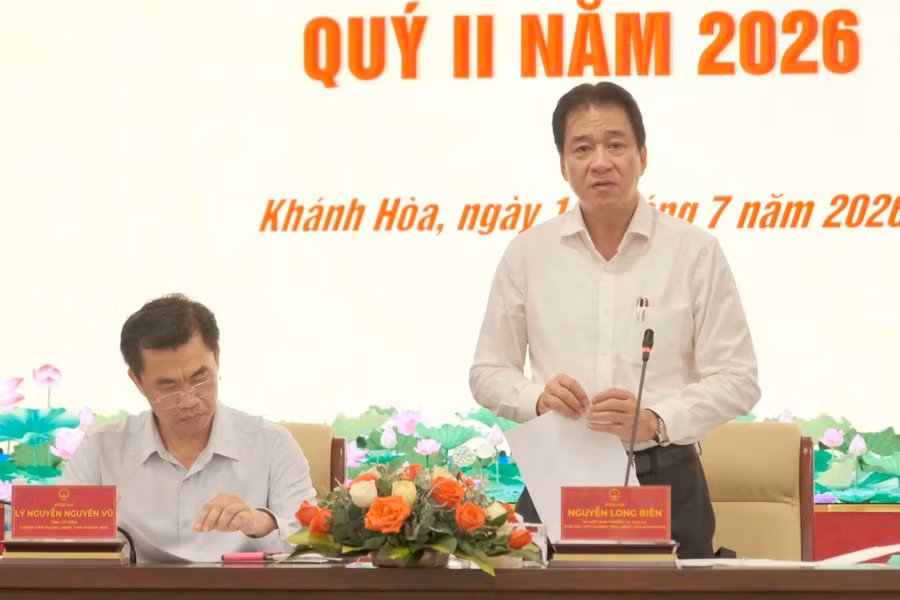 Ông Nguyễn Long Biên, Phó Chủ tịch UBND tỉnh Khánh Hòa chủ trì buổi họp báo.