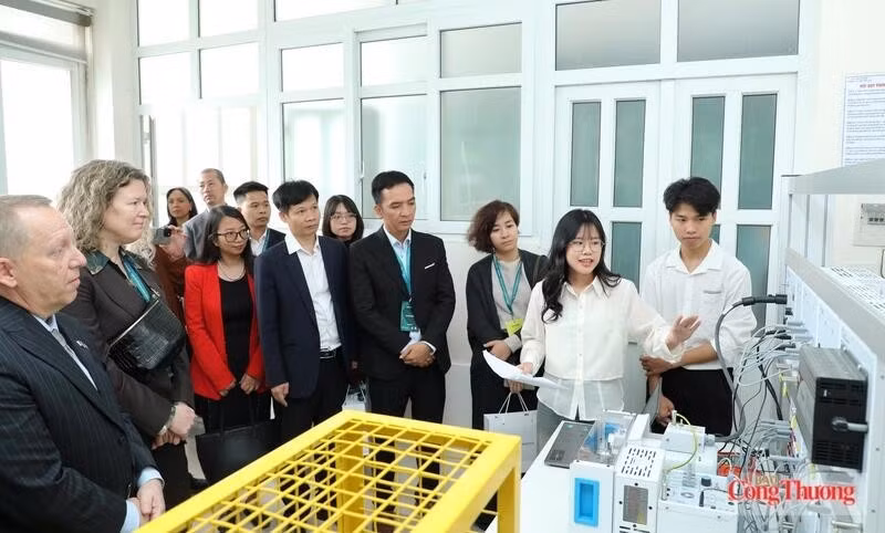 Các đại biểu thăm quan Trung tâm Đào tạo xuất sắc về điện gió, Trường Đại học Điện lực. Ảnh: TH