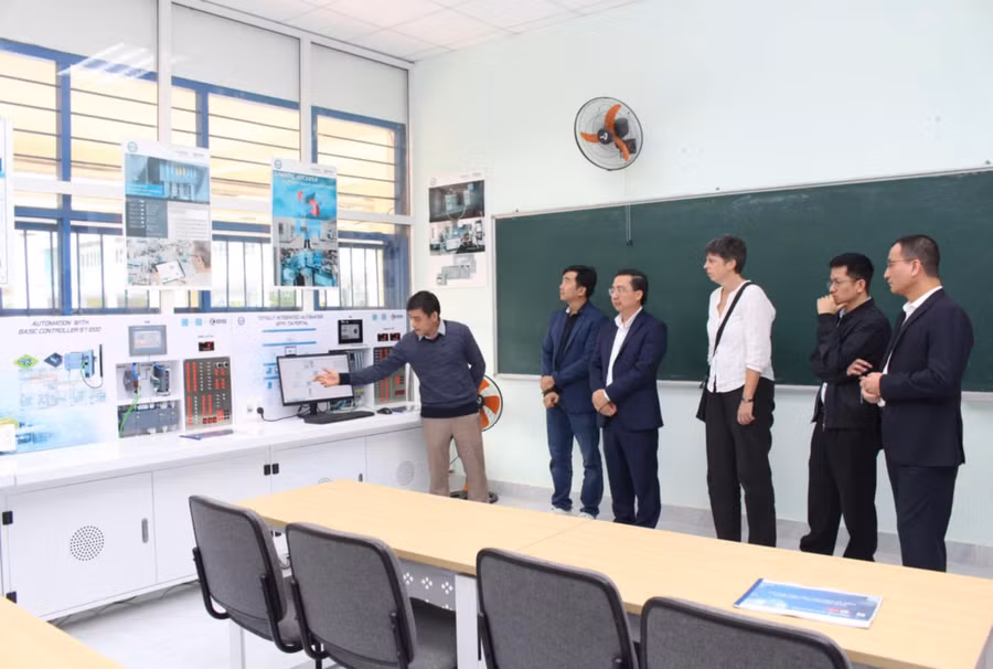 Các đơn vị bàn giao và vận hành thiết bị tại Phòng Tự động hóa và Truyền động nâng cao cho Trường Đại học Sư phạm Kỹ thuật - Đại học Đà Nẵng.