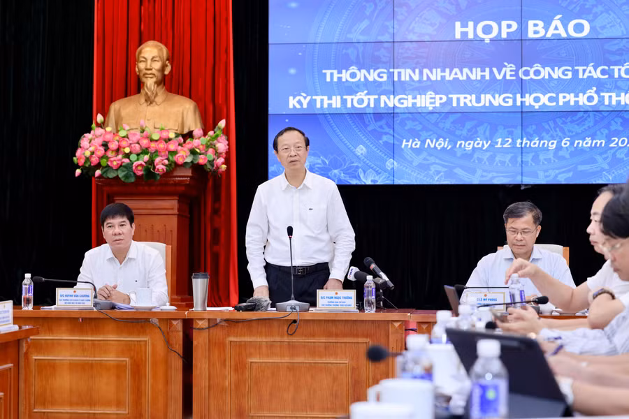 Thứ trưởng Thường trực Phạm Ngọc Thưởng chủ trì họp báo.