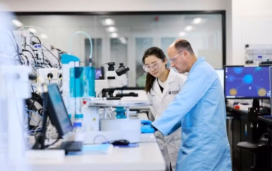Sinh viên Đại học Monash (Australia) mở rộng việc học thông qua nghiên cứu và các trải nghiệm thực tế (Ảnh: Đại học Monash)