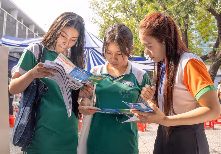 Học sinh THPT Đà Nẵng tham gia Chương trình Tư vấn mùa thi 2026 tại Trường THPT Phan Châu Trinh - phường Hải Châu, TP Đà Nẵng