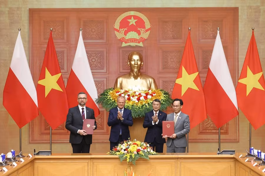 Hai Bộ trưởng trao Thỏa thuận hợp tác trong lĩnh vực giáo dục đại học và nghiên cứu khoa học trước sự chứng kiến của Thủ tướng Chính phủ Việt Nam Lê Minh Hưng và Thủ tướng Cộng hòa Ba Lan Donald Tusk. img-0312.jpg
