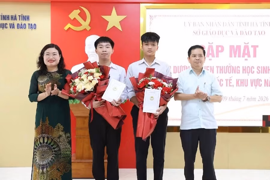 Bà Nguyễn Thị Nguyệt, Phó Chủ tịch UBND tỉnh Hà Tĩnh và ông Bùi Nhân Sâm, Giám đốc Sở GD&ĐT tặng hoa chúc mừng em Thái Văn Gia Kiên và em Võ Sỹ Quốc Anh.