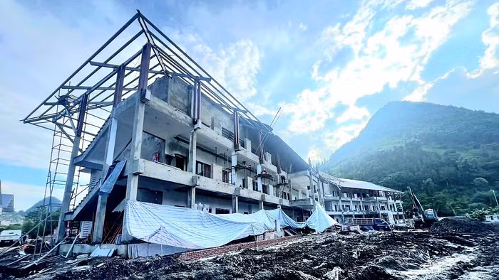 Các hạng mục thi công chính tại Trường PTNT Tiểu học & THCS Mường Khương đang xây trát, gấp rút hoàn thiện.