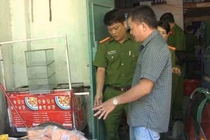Lực lượng chức năng phát hiện bà thu giữ lượng lớn thực phẩm bẩn bán cho học sinh ở TP Huế. Ảnh Cảnh sát phòng chống tội phạm