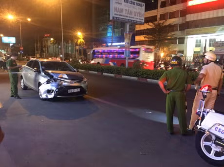 Binh Duong: Truy duoi gan 5km vay bat tai xe gay tai nan chet nguoi roi bo chay - Anh 2