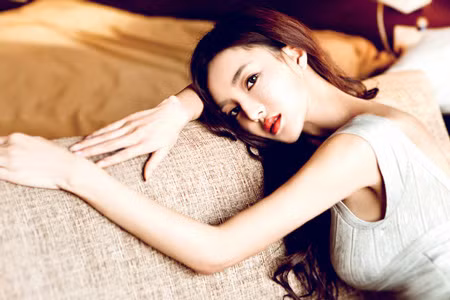 Người đẹp 9X đã khắc phục được chiếc cằm hỏng và tự tin khoe dáng trong những bộ ảnh nóng bỏng mới.