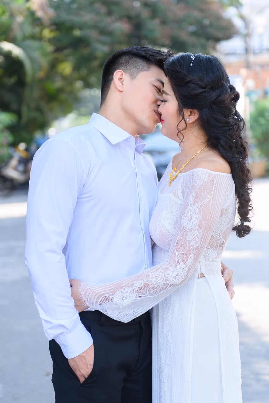 "Hoàng tử xiếc" Quốc Cơ hôn MC Hồng Phượng trong đám hỏi ảnh 13 "Hoàng tử xiếc" Quốc Cơ hôn MC Hồng Phượng trong đám hỏi ảnh 13