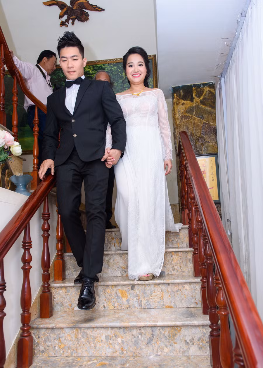 "Hoàng tử xiếc" Quốc Cơ hôn MC Hồng Phượng trong đám hỏi ảnh 11 "Hoàng tử xiếc" Quốc Cơ hôn MC Hồng Phượng trong đám hỏi ảnh 11