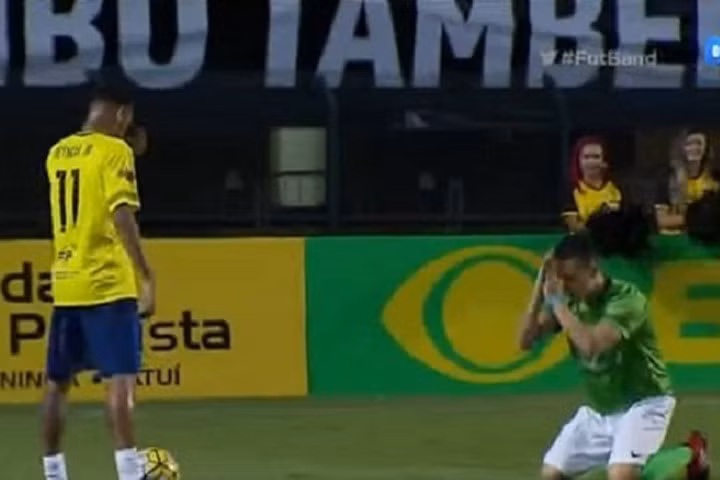 Neymar khiến hậu vệ đối phương phải... quỳ xuống xin tha