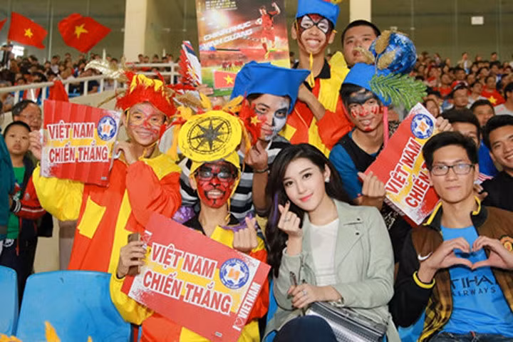 Á hậu Huyền My tràn đầy năng lượng cổ vũ bóng đá Việt Nam