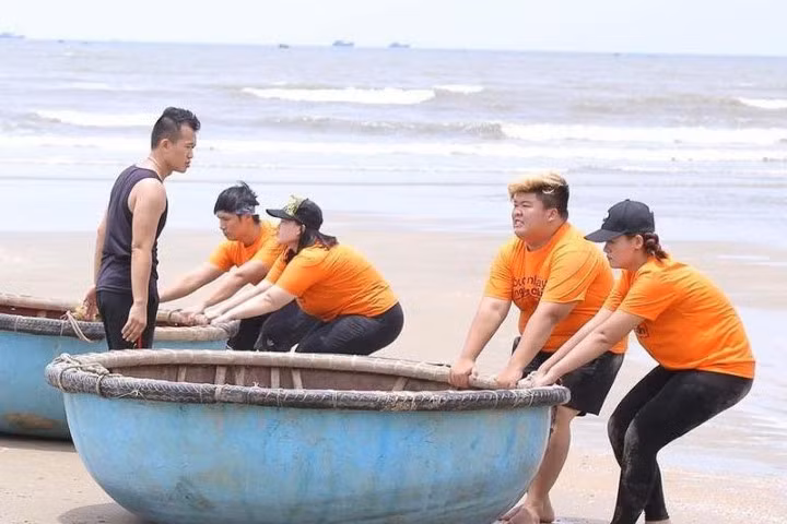 Huấn luyện viên Minh Tiện hướng dẫn giảm cân trong chương trình Bước nhảy ngàn cân 2016.