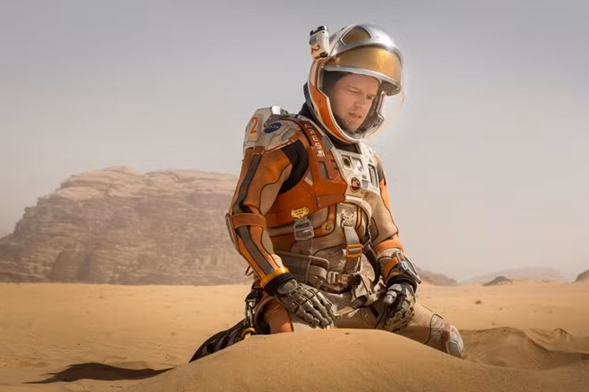 The Martian (2015): Trong tác phẩm khoa học viễn tưởng mới nhất của đạo diễn Ridley Scott, phi hành gia Mark Watney (Matt Damon) một mình kẹt lại tại sao Hỏa do các đồng đội cho rằng anh đã hy sinh sau một trận bão. Nhân vật phải vận dụng mọi kiến thức khoa học để tìm cách duy trì sự sống, nuôi hy vọng mong manh được NASA giải cứu. Dù rơi vào thế hiểm nghèo, Mark Watney luôn tỏ ra lạc quan, không bao giờ chịu khuất phục số phận và là hiện thân cho sức sống mãnh liệt của loài người. 10 phim hay về nghị lực sống khi con người cô độc