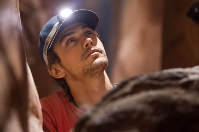 127 Hours (2010): Bộ phim của đạo diễn Danny Boyle được xây dựng từ sự kiện có thật xảy ra năm 2003, khi một chàng trai đam mê thám hiểm có tên Aron Ralston bị mắc kẹt trong vách núi suốt năm ngày trời. Cuối cùng, anh quyết định tự mình chặt đi một cánh tay để thoát ra ngoài. Thường đảm nhận vai hài hước, ít ai ngờ rằng James Franco lại hóa thân xuất sắc thành Aron Ralston, giành lấy cho cá nhân đề cử Oscar Nam diễn viên chính xuất sắc năm đó. 10 phim hay về nghị lực sống khi con người cô độc