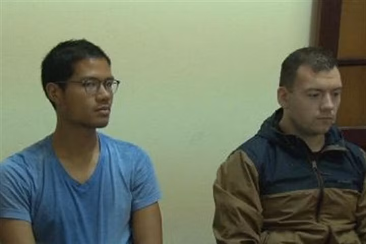 Du khách Pháp nhặt được ví tiền trả lại người đánh mất