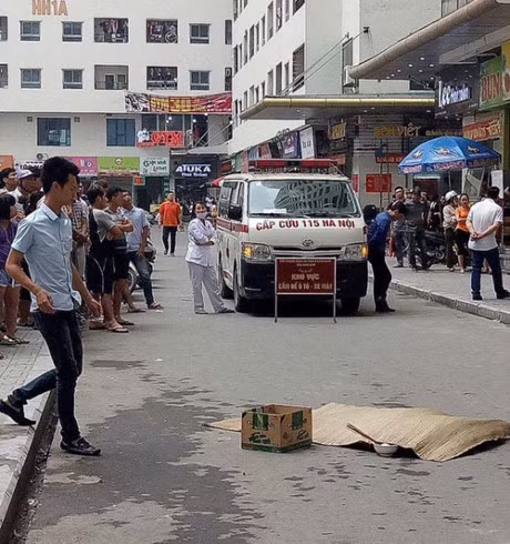 Ha Noi: Co gai tre roi tu chung cu Linh Dam xuong dat tu vong - Anh 2
