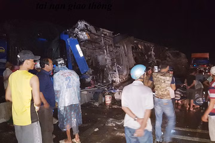 Hiện trường vụ tai nạn xe khách nghiêm trọng xảy ra tại Phú Yên. Ảnh: Người Lao động