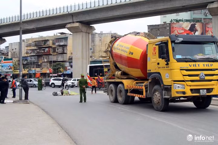 Chiếc xe trộn bê tông đâm chết nữ sinh.