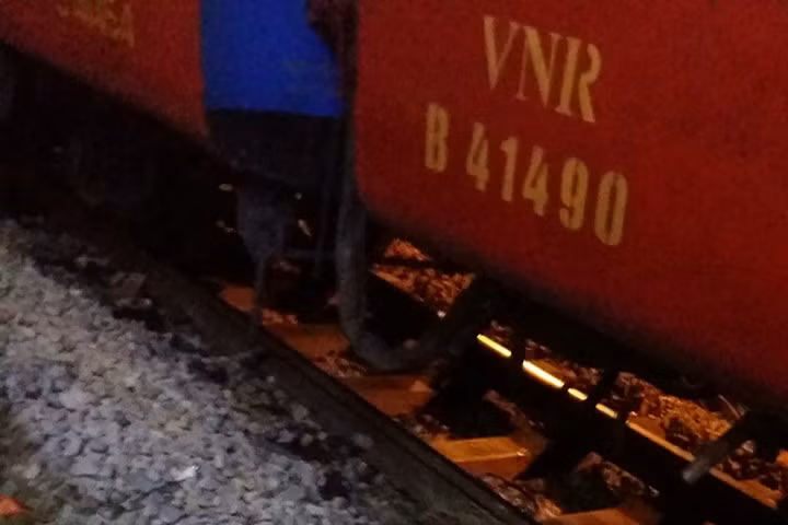 Hiện trường vụ tai nạn , xe máy bắn ra khỏi đường ray tàu bị hư hỏng nặng.