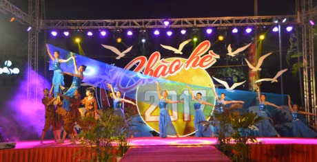 Chum anh: Pho di bo hap dan du khach khi toi cua khau Mong Cai - Anh 1