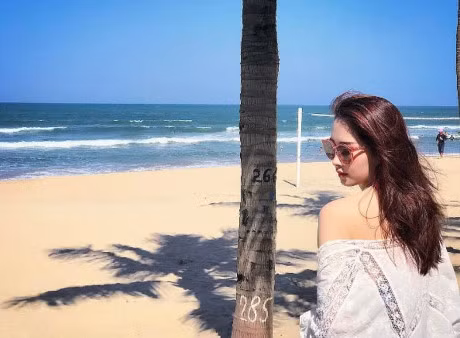 Hoa hau Dang Thu Thao va ban trai doanh nhan du lich o Da Nang dip le - Anh 1