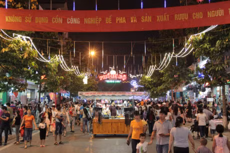 Chum anh: Pho di bo hap dan du khach khi toi cua khau Mong Cai - Anh 11