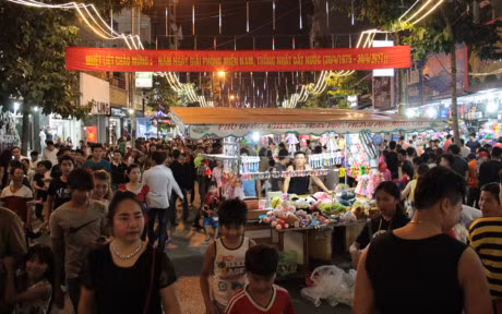 Chum anh: Pho di bo hap dan du khach khi toi cua khau Mong Cai - Anh 8