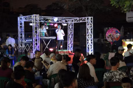 Chum anh: Pho di bo hap dan du khach khi toi cua khau Mong Cai - Anh 10