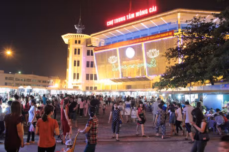 Chum anh: Pho di bo hap dan du khach khi toi cua khau Mong Cai - Anh 5
