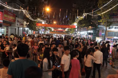 Chum anh: Pho di bo hap dan du khach khi toi cua khau Mong Cai - Anh 7