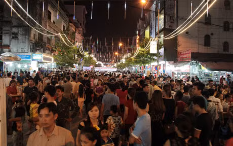 Chum anh: Pho di bo hap dan du khach khi toi cua khau Mong Cai - Anh 9