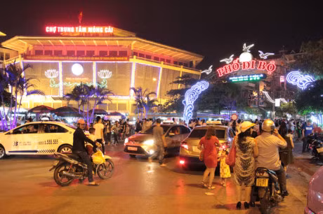 Chum anh: Pho di bo hap dan du khach khi toi cua khau Mong Cai - Anh 4