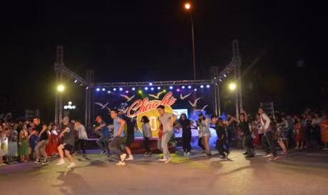 Chum anh: Pho di bo hap dan du khach khi toi cua khau Mong Cai - Anh 3